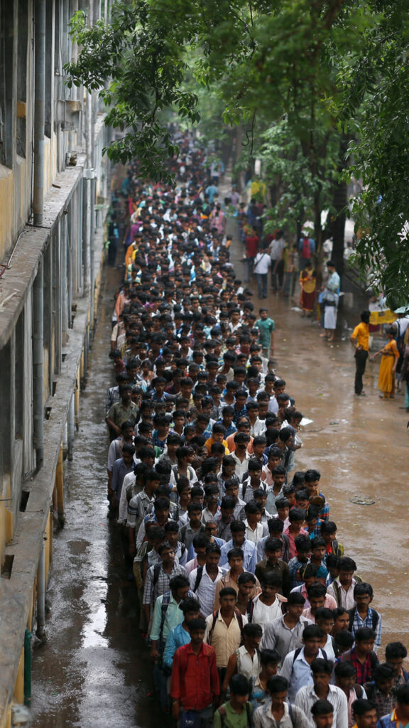 GSEB HSC Result 2026 ni raah jota Gujarat board na 12th na students school bahar line ma